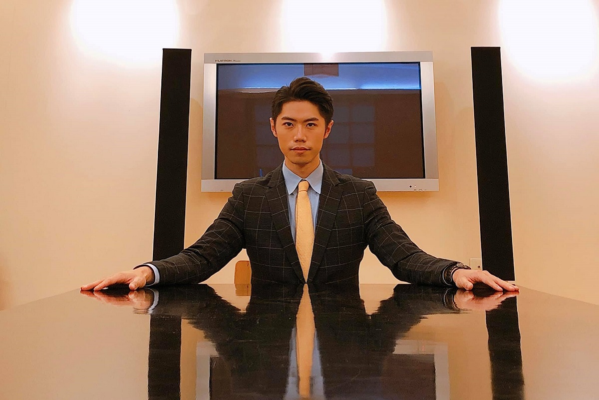 ▲近日「校正回歸」4字在網路上掀起正反論戰，有人甚至質疑中央「蓋牌」，而就在大家正為這4字吵翻天時，帥氣主播鄧崴在臉書直言「把防疫的心態校正回歸，這才是一個對社會負責，對自己負責的辦法！」（圖／翻攝自鄧崴臉書）