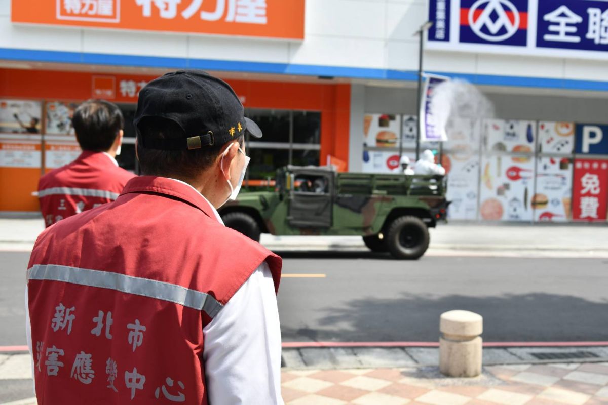 ▲新北市政府為強化熱區消毒力度，再度結合國軍三三化學兵群，於三重、新莊2熱區進行大清消的作業。（圖／新北市政府提供）