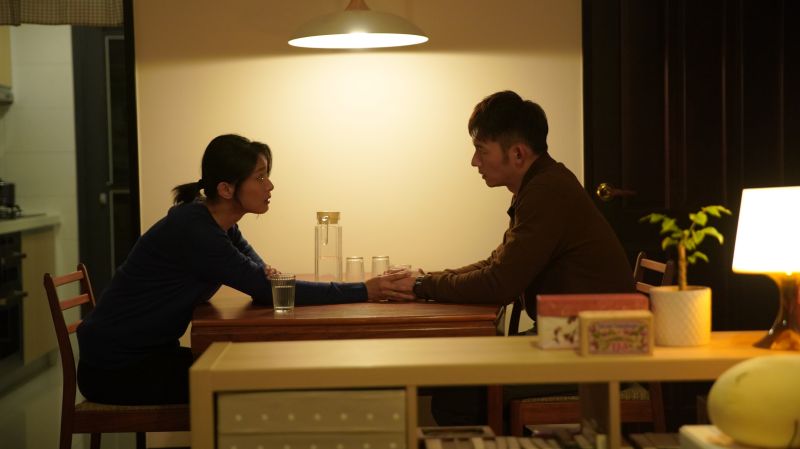 ▲溫昇豪（右）、柯奐如刻劃警消與家眷之間的家庭角力。（圖／Netflix）