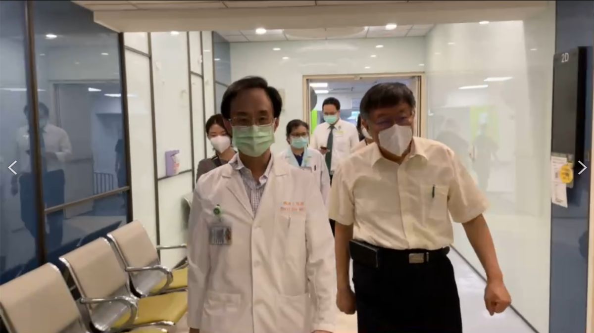 ▲台北市長柯文哲23日晚間前往台北市內設立快篩站的部分醫院進行視察。（圖／台北市政府提供）