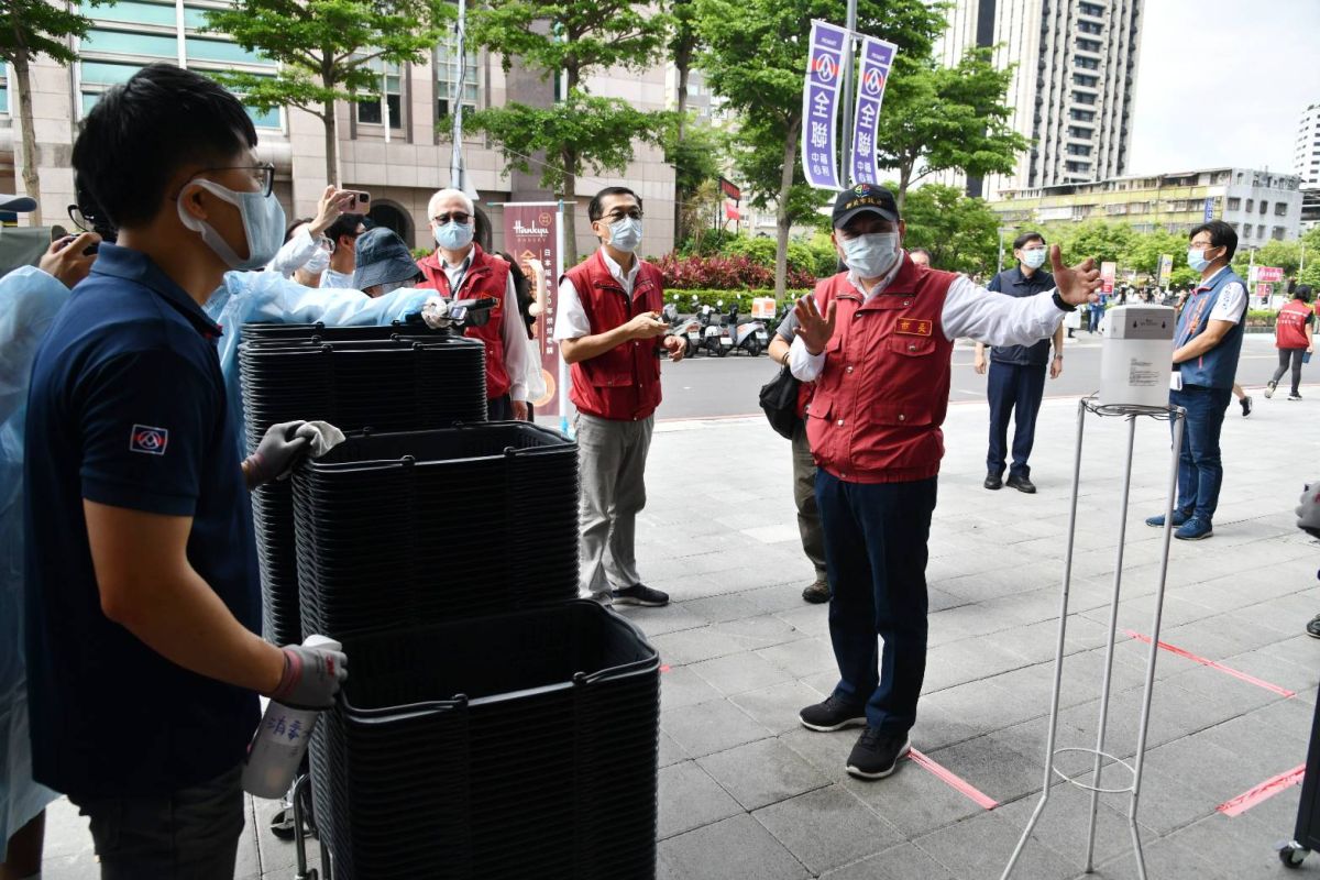 ▲新北市長侯友宜今日視察三重熱區防疫中心的作業情形，呼籲民眾要有準備打一場長期的抗疫作戰。（圖／新北市政府提供）