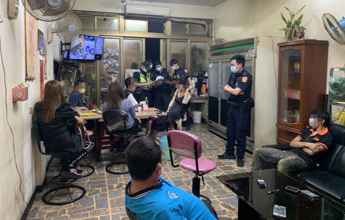 ▲大園分局昨天查獲觀音區中山路一段一處附設KTV的小吃店，室內有8人群聚，警方蒐證後函請衛生局裁罰。（圖／大園分局提供）