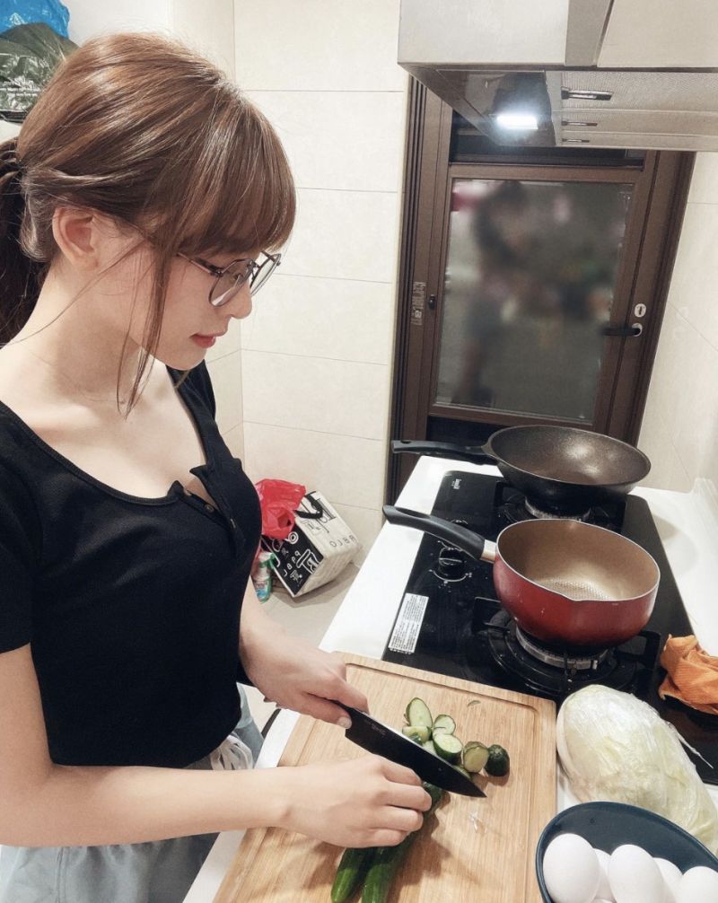 ▲林莎在家做菜。（圖／林莎IG）