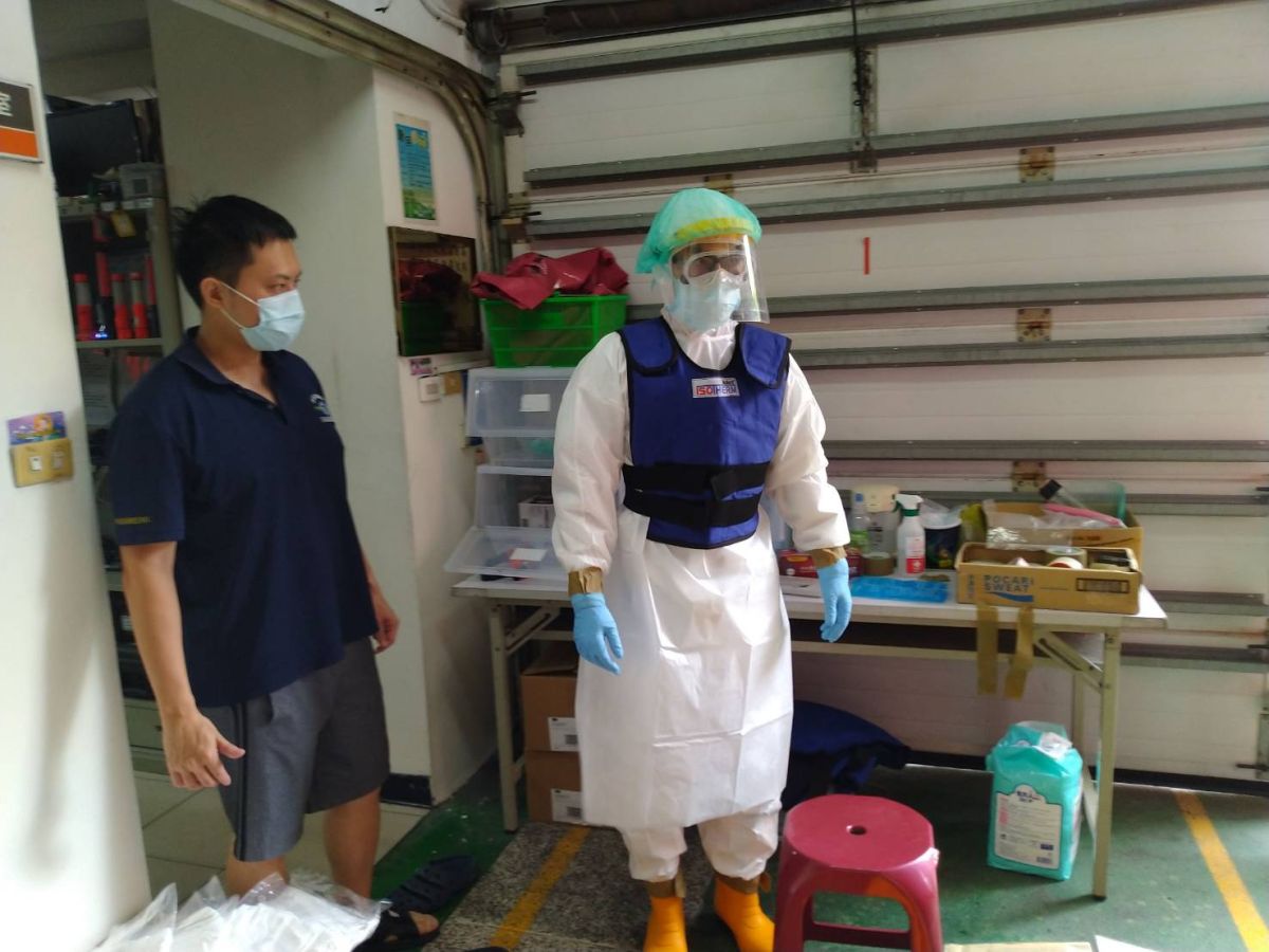 ▲新北市政府消防局迅速調度112件冷卻背心，以提供給11個防疫分隊的隊員執勤時使用。（圖／新北市政府消防局提供）