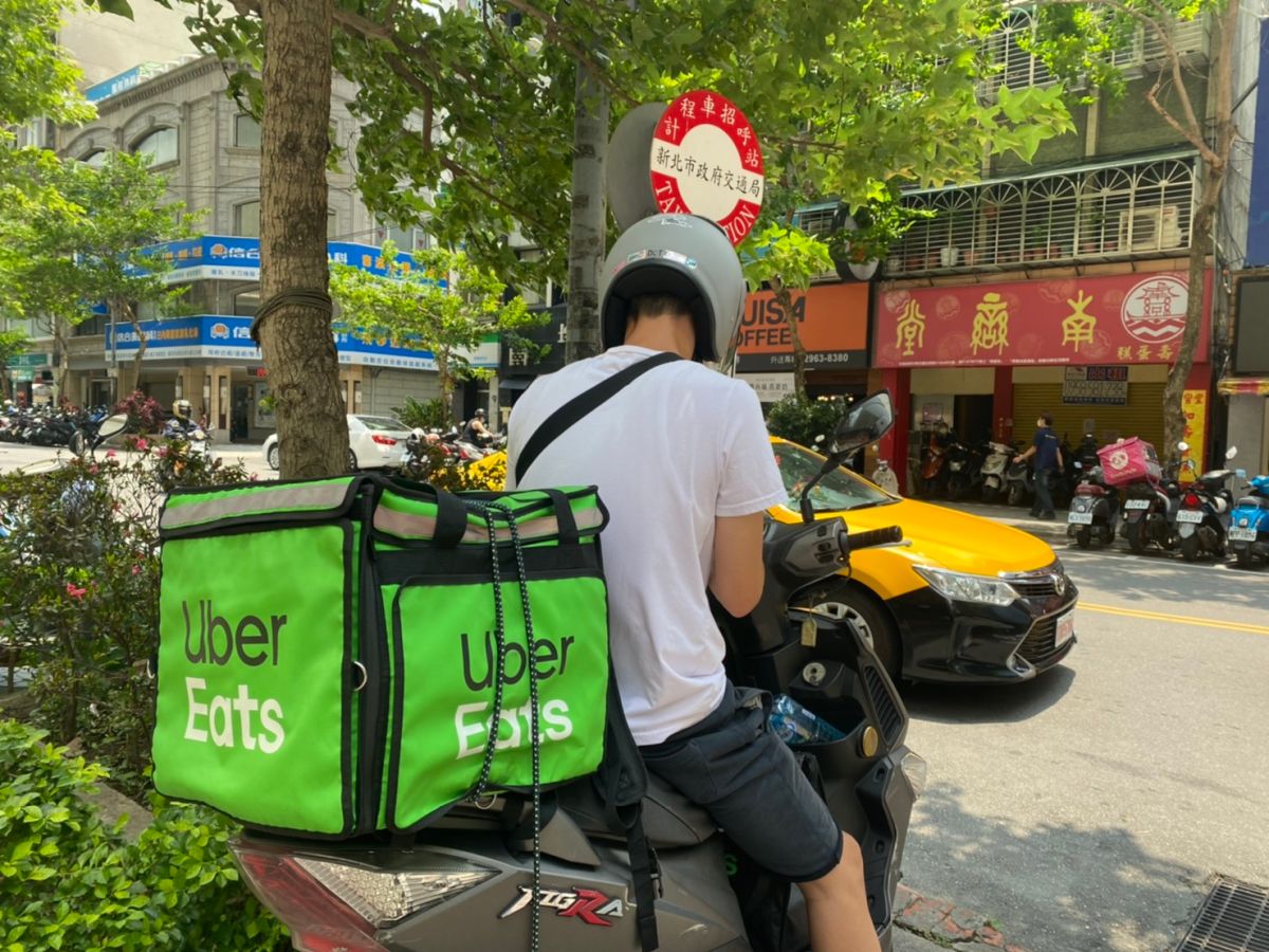 ▲新北市政府勞工局提醒外送平台業者，務必落實「零接觸、運用線上支付」；外送員將餐點送達，煩請消費者儘量在一樓取餐，保持通風與安全距離為宜。