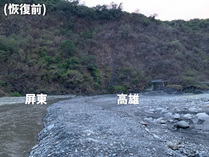 ▲高市水利局前往上游濁口溪會勘,並出動怪手夷平土堤,恢復河川原貌。(圖/高市府水利局提供)