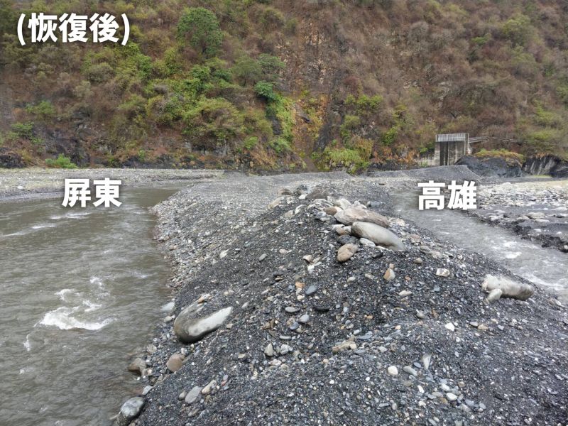 ▲高市水利局前往上游濁口溪會勘,並出動怪手夷平土堤,恢復河川原貌。(圖/高市府水利局提供)