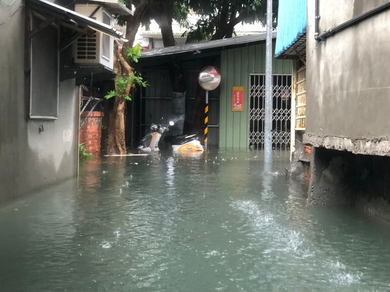 水淹過膝！午後熱對流旺盛　北市4區暴雨襲擊淹逾30公分
