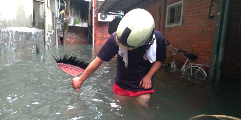 ▲受到午後熱對流旺盛降下短時強陣雨影響，台北市內湖區東湖路58巷積淹水。（圖／台北市政府水利處提供）