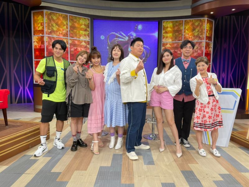 ▲Terry(左起)、黃小柔、黃馨儀、巴鈺、曾國城、夏宇童、梁赫群、兩性專家吳娟瑜。(圖/衛視提供)