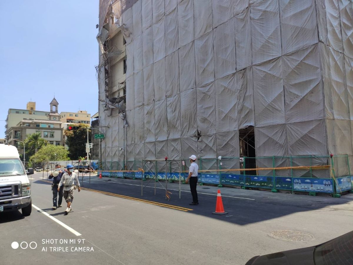 ▲高市三民區拆除工地鷹架掉落，工務局接獲通報，立即派員現場勘查後立即勒令停工。(圖／高市工務局)