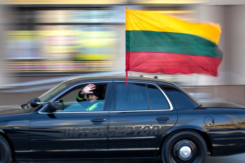 ▲在立陶宛去年5月率先正式宣布退出中國與中東歐國家的「17+1」合作機制後，愛沙尼亞跟拉脫維亞近日也陸續宣布推出。圖為立陶宛國旗。（圖／美聯社／達志影像）