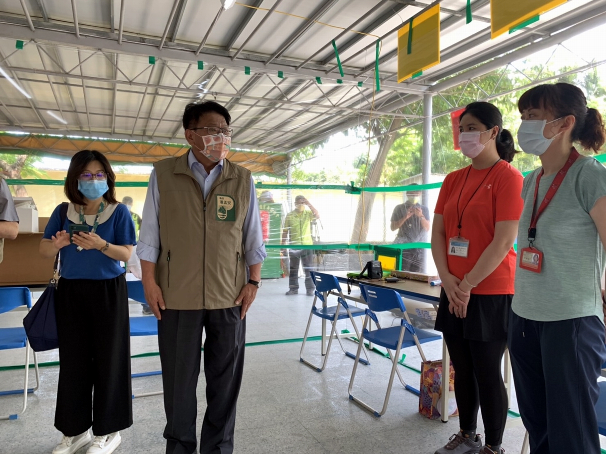 ▲屏東縣政府24日緊急在潮州鎮中山公園設立「社區篩檢站」，縣長潘孟安上午特別前往視察。（圖／屏東縣政府提供, 2021.05.24）
