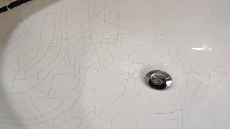 ▲有網友發現，家中的洗手台出現「蜘蛛網狀的龜裂」，立刻釣出水電工呼籲「趕快換新」。（圖／翻攝《爆系知識家》）
