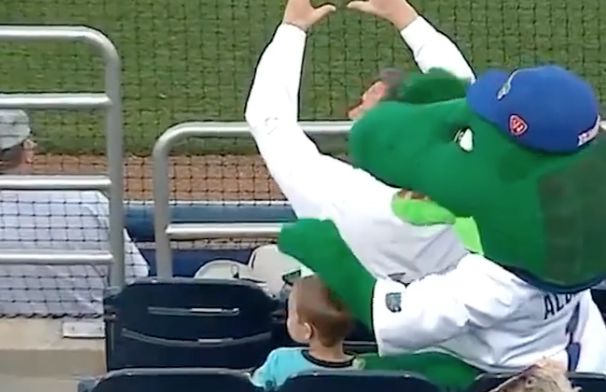 ▲佛州大學吉祥物Albert保護小孩。（圖／取自ESPN）