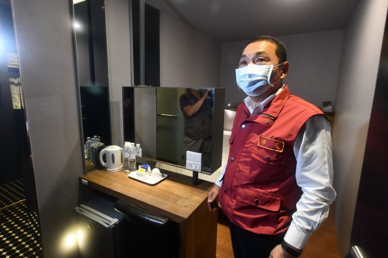 ▲侯友宜指出,目前3家挺醫護的旅宿,大約可提供160多間的房間,讓醫護人員安心的入住,也有相關的防疫配套措施。(圖/新北市政府提供)