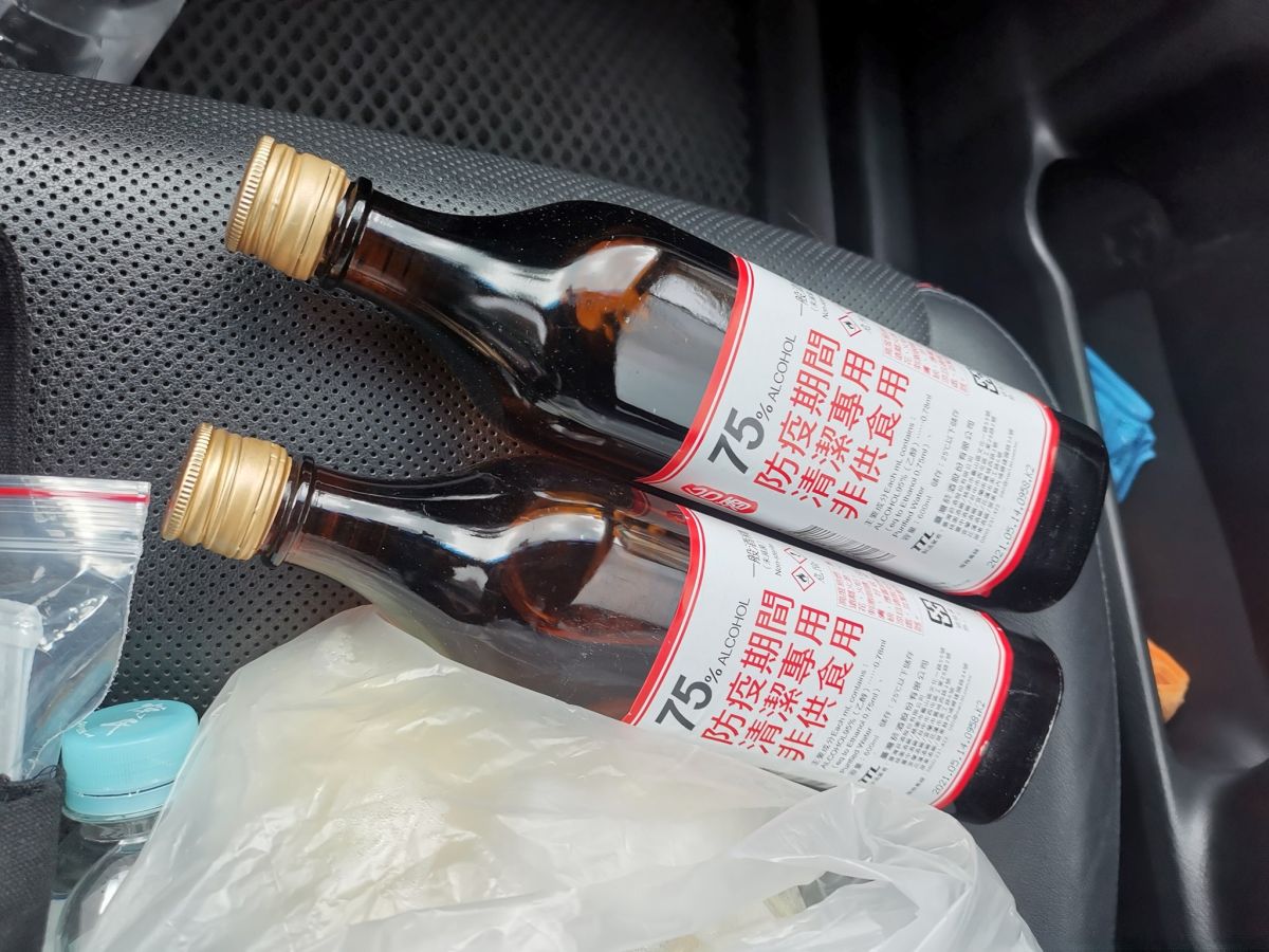 ▲一名網友終於搶到2瓶防疫酒精，沒想到結局卻相當悲劇。（圖／翻攝爆廢公社）