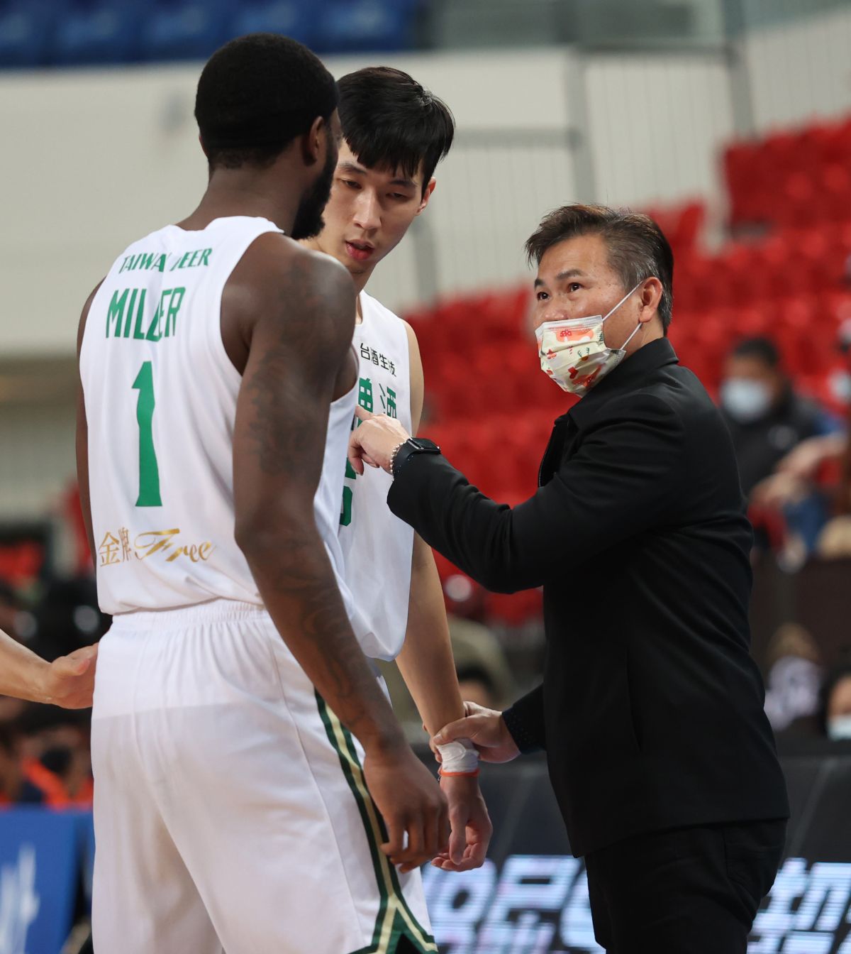 ▲台啤教練周俊三帶領台啤在本季拿下31勝9敗的優異表現，打破聯盟紀錄、創下開季最⻑20連勝的紀錄，連續兩年奪得年度教練頭銜。（圖／中華民國籃球協會提供）