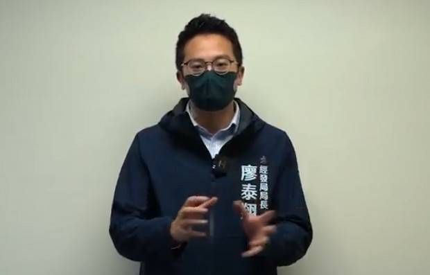 ▲高市府經發局長廖泰翔今天上午說明疫情期間高雄市政府所推出的12項紓困方案。（圖／高市府提供）