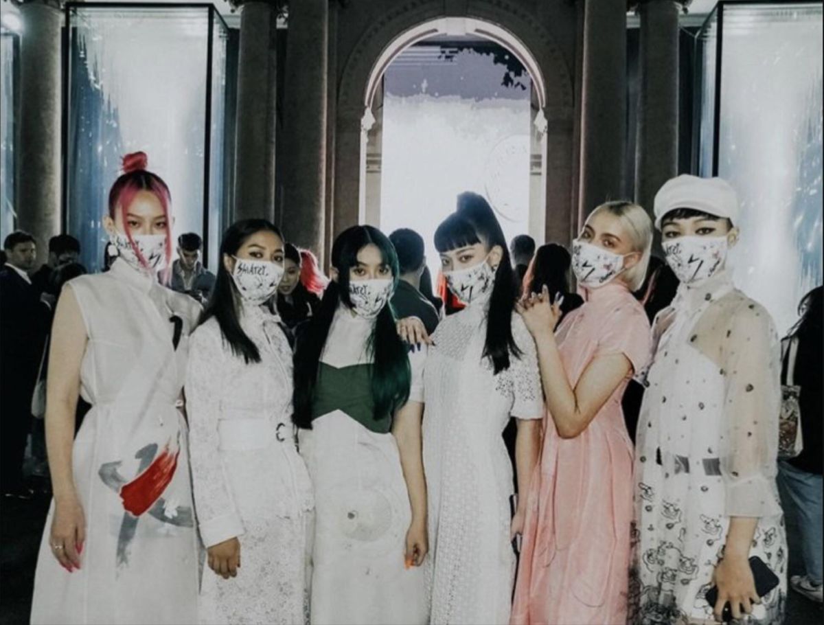 ▲HUR落實居家防疫，宅在家操肌。（圖／ AOA ENTERTAINMENT LAB 提供）
