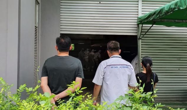 ▲由於是因疫情而死，按照衛生部的SOP，死者家屬不能幫死者舉行葬禮，喪葬事宜由衛生部官員全程主導，該名男子父親在醫院中孤獨離世，且全家都是確診者，無法瞻仰父親遺容。（圖／翻攝自臉書）