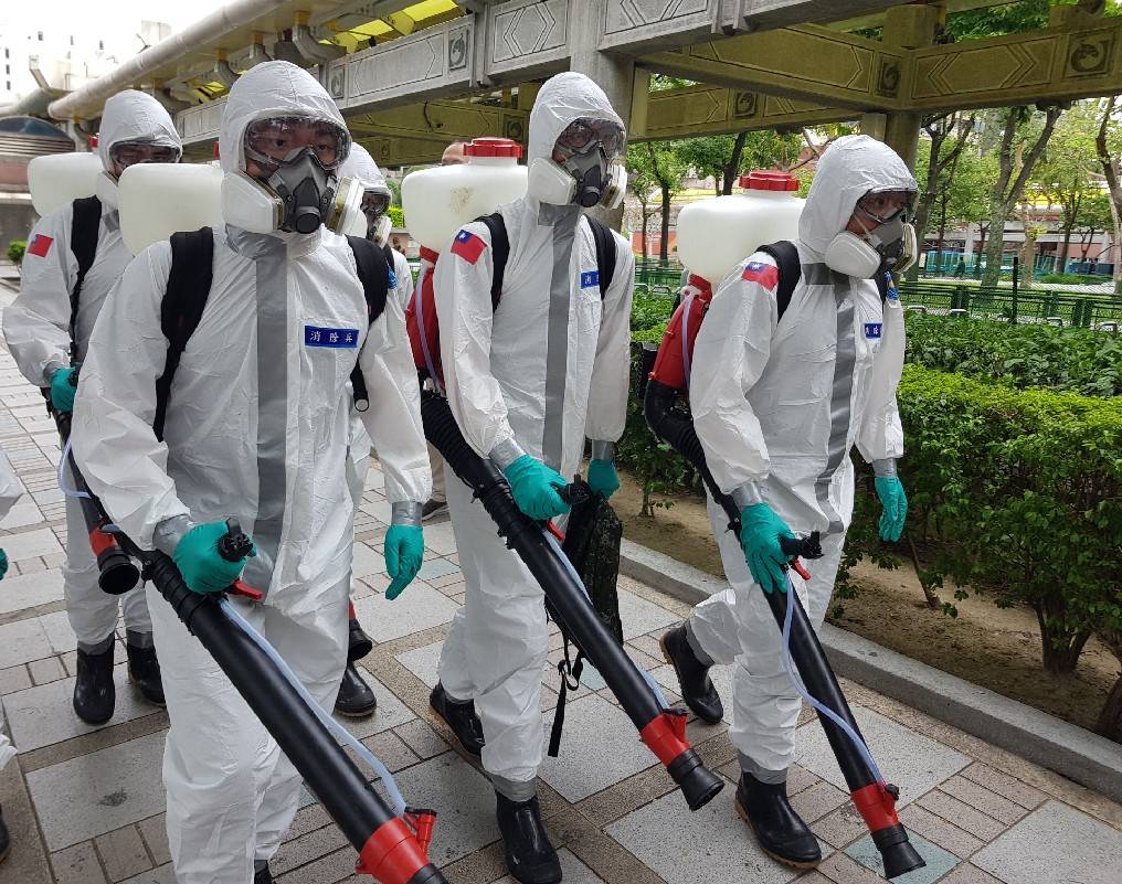▲陸軍33化兵群化學兵，前往龍山寺站消毒。(圖／北市衛生局提供)