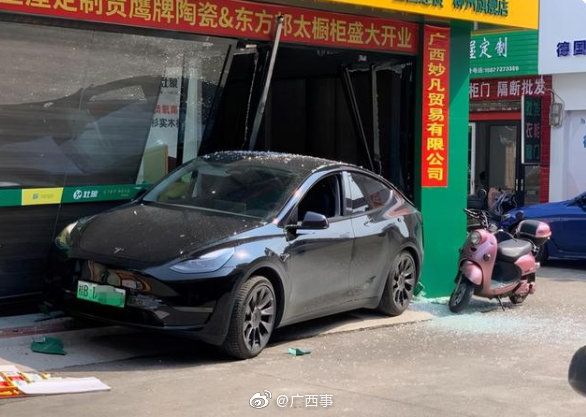 ▲中國再度傳出特斯拉事故，一輛特斯拉電動車倒車時，疑似失控衝撞路邊店家。（圖／翻攝自微博）