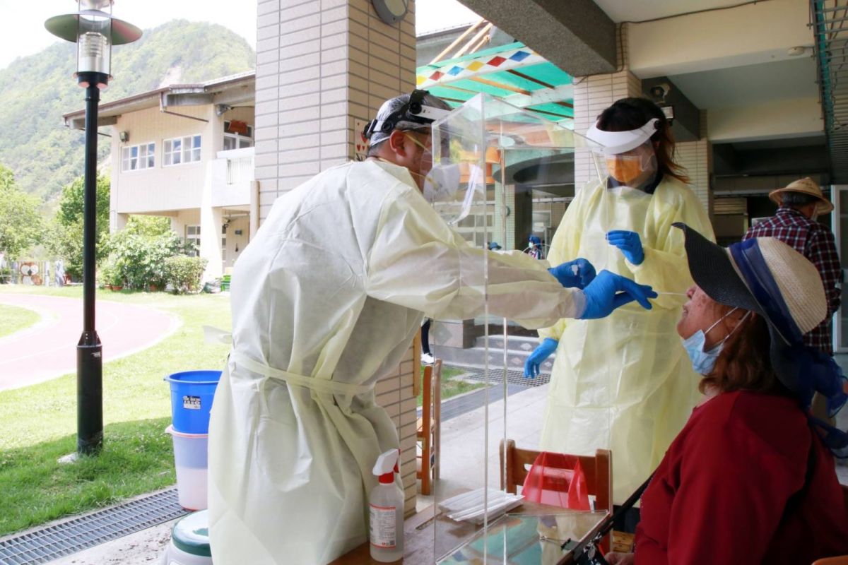 ▲泰安附幼女廚工確診後，台中市成立泰安前進指揮所，針對附幼與國小部師生進行快篩。（圖／市府提供）