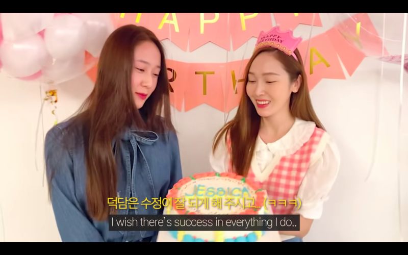 ▲Krystal(左)祝姊姊生日快樂。(圖/Jessica