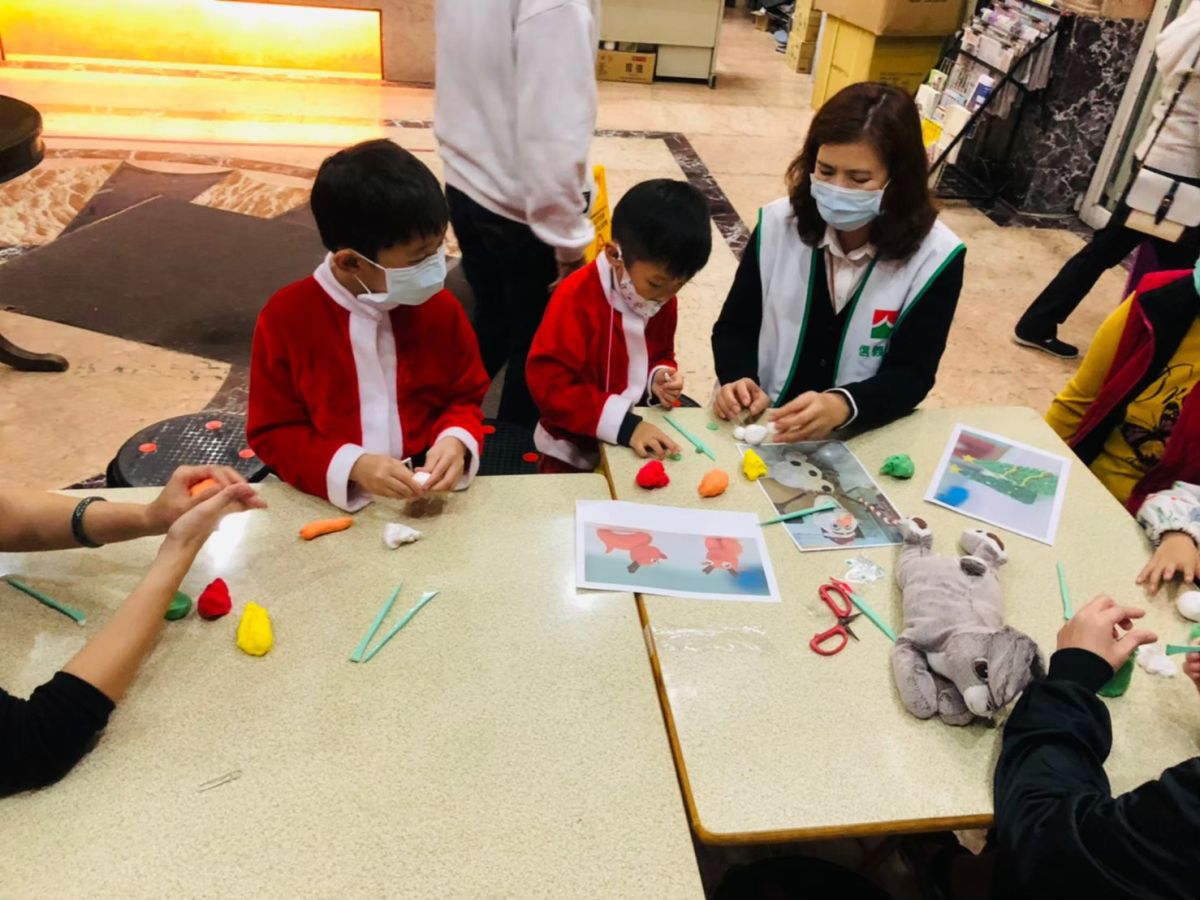 ▲信義房屋左營高鐵店長陳麗蘭帶著同仁，每當逢年過節，都會到社區做服務。（圖／NOWnews資料照片）