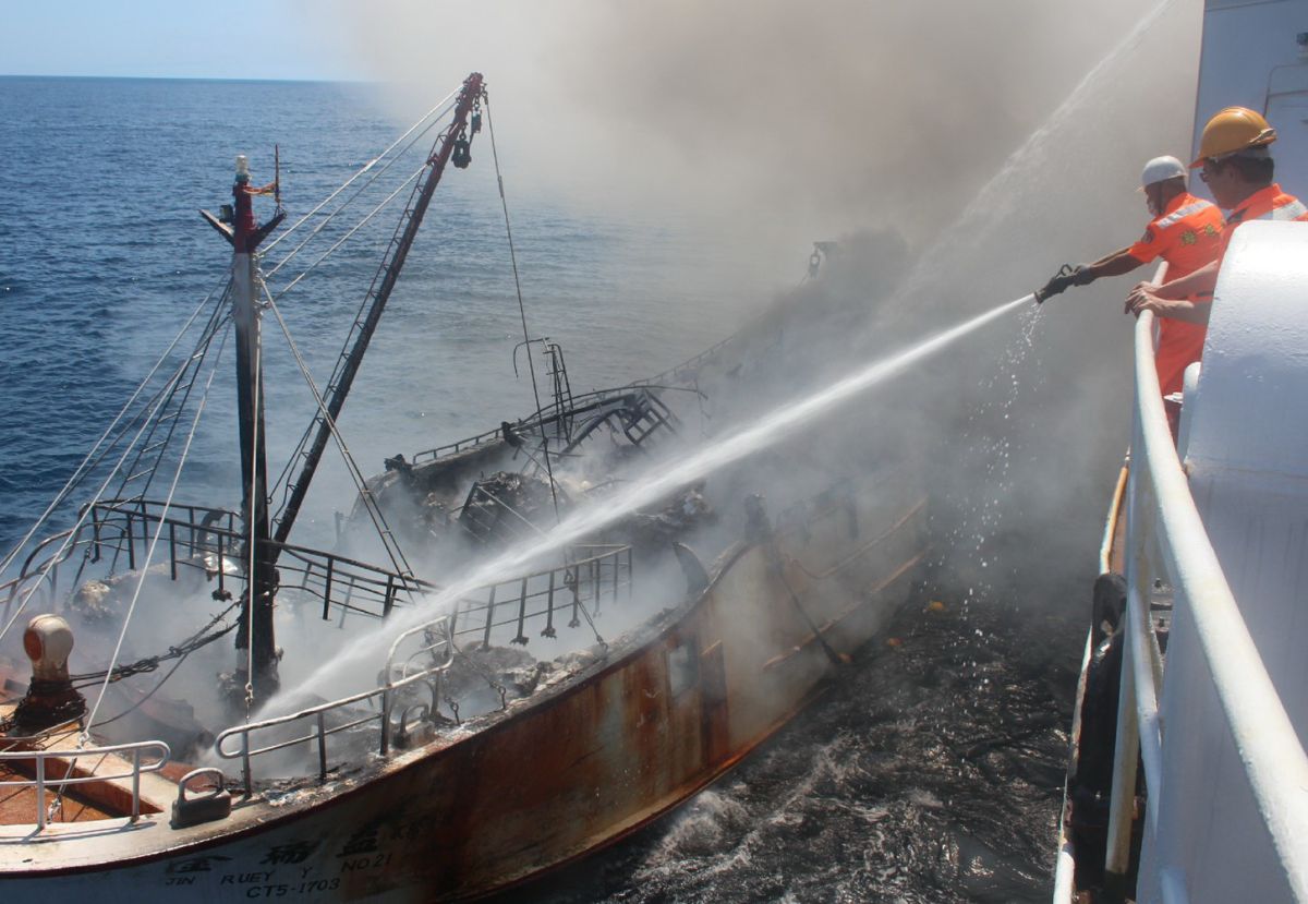 ▲海巡署艦隊分署南部地區機動海巡隊偉星艦全力灌救因失火氣爆的我國籍金瑞益21號漁船。(圖／海巡署南部地區機動海巡隊提供)