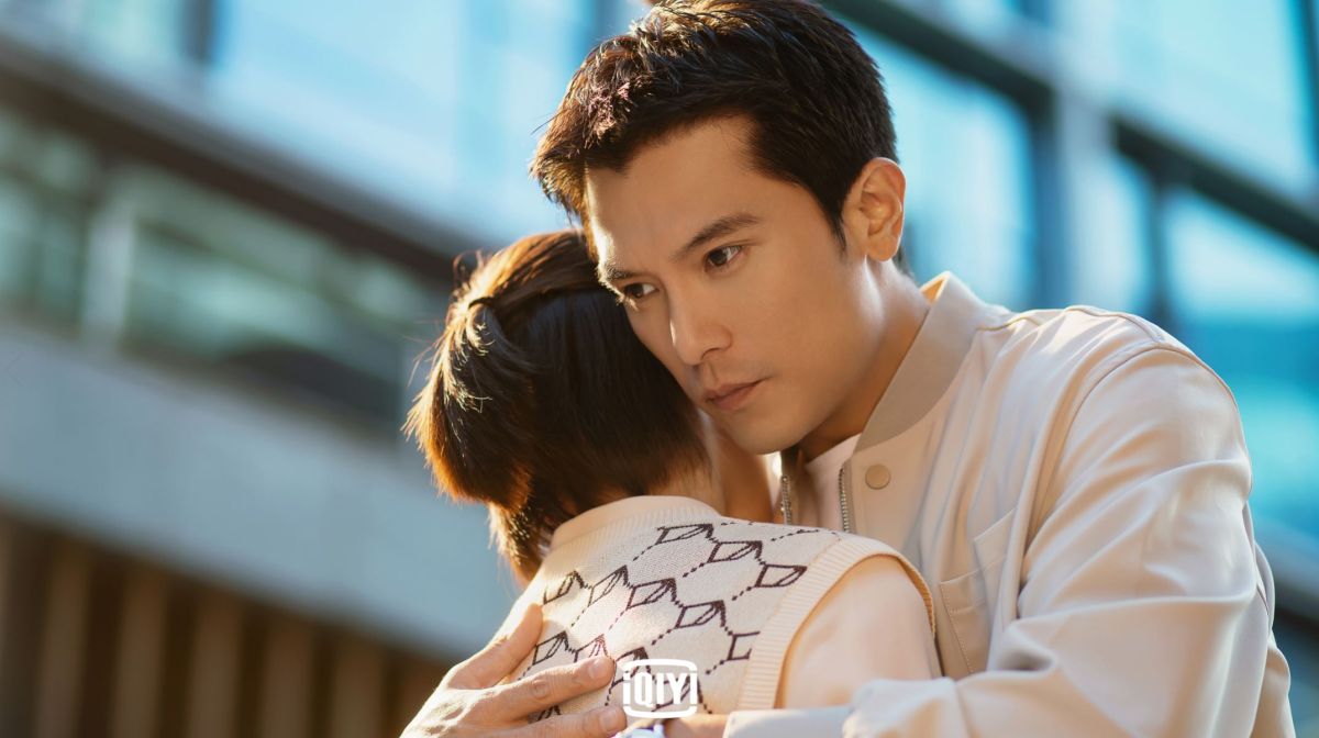 ▲邱澤（右）、文淇甜蜜扶梯擁抱。（圖／愛奇藝）