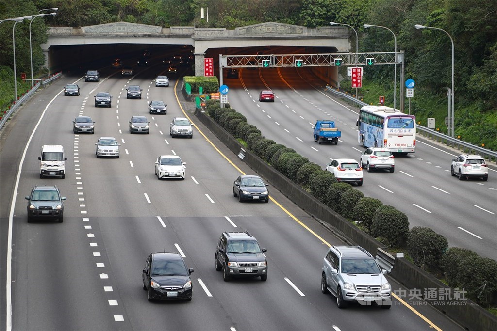 ▲微解封首週末，根據國道即時路況顯示，下午3時，國道大致順暢、未見車潮。（中央社檔案照片）