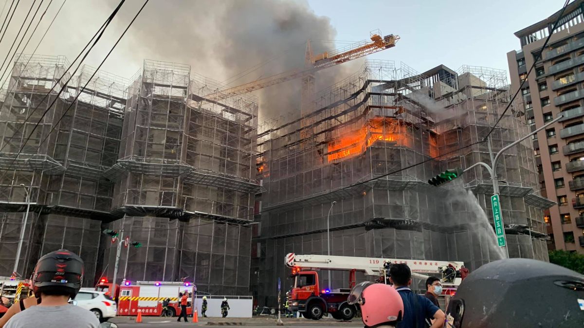 ▲今（25）日晚間6點台中市南屯區忠勇路的一處建築工地發生火警。（圖／翻攝《爆怨2公社》）
