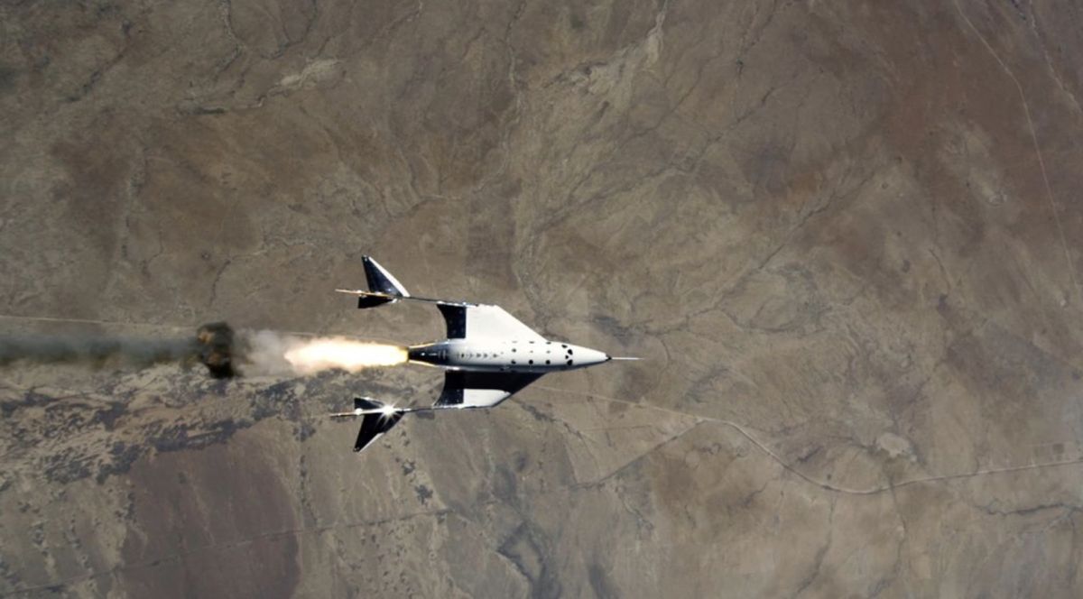 ▲維珍銀河首次把載人太空船送上太空邊綠。（圖／取自VIRGIN GALACTIC ）
