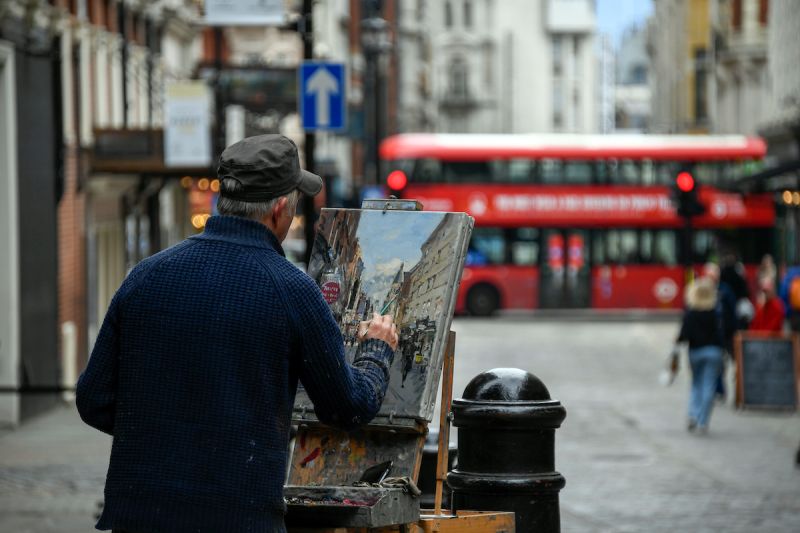 ▲英國研究數據顯示，Delta變種病毒傳染力比起在英國肯特郡發現的Alpha變種病毒還要高40%，常見症狀包括頭痛、喉嚨痛和流鼻水。（圖／美聯社／達志影像）