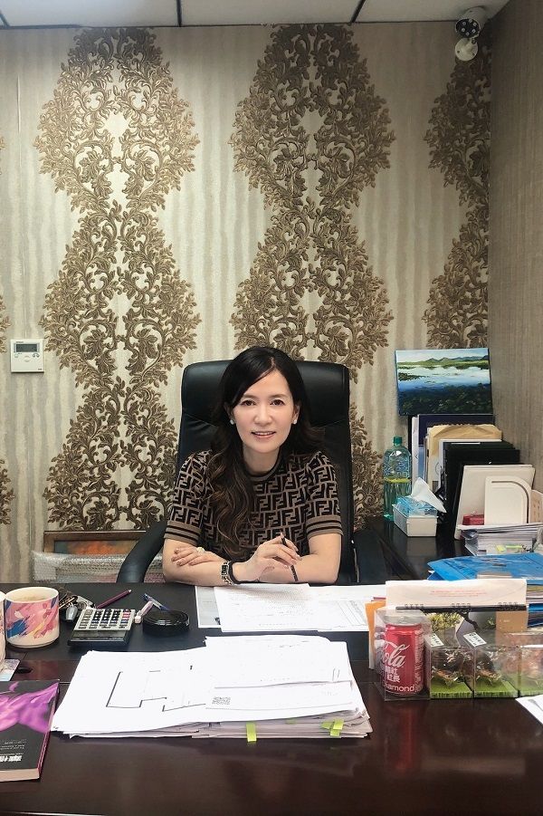 ▲富總建設藍淑娟桌上滿滿的文件,任何細節全都是她親力親為。(圖/富總建設提供)