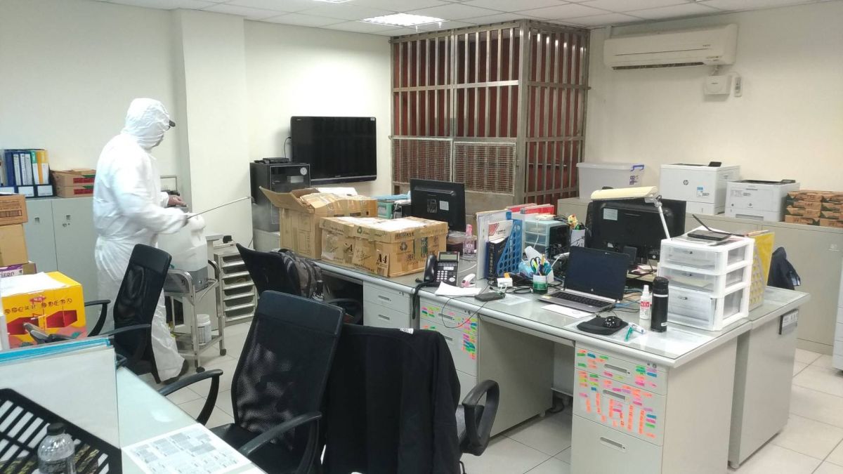 ▲新北刑大、樹林分局分別針對辦公廳舍內部與寢室，及相關使用車輛做清消三次，且均已實施分流及居家辦公，讓行政的運作都能正常。（圖／新北市政府警察局提供）