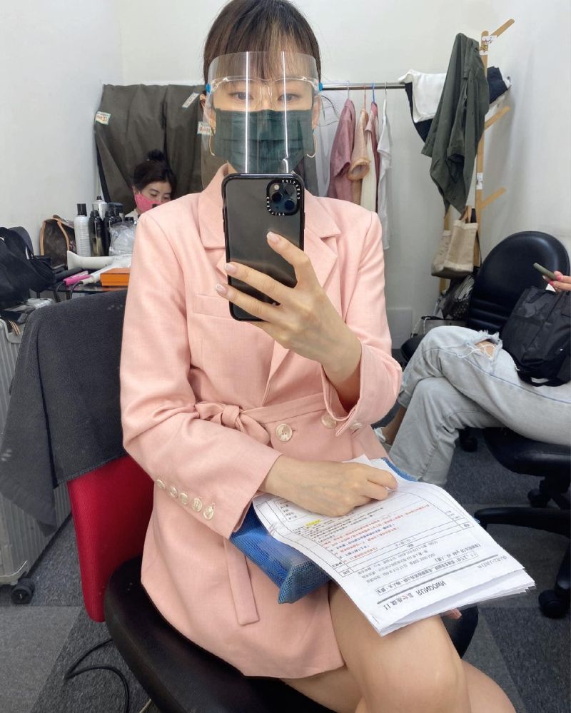 ▲Melody日前赴電視台錄影也做足防疫,面罩、口罩不離身。(圖/翻攝時尚媽咪Melody臉書)