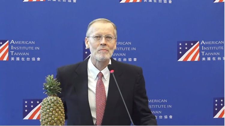 ▲AIT處長酈英傑離職演說最後拿出1顆鳳梨，表達力挺台灣民主與鳳梨的立場。(圖／AIT臉書)