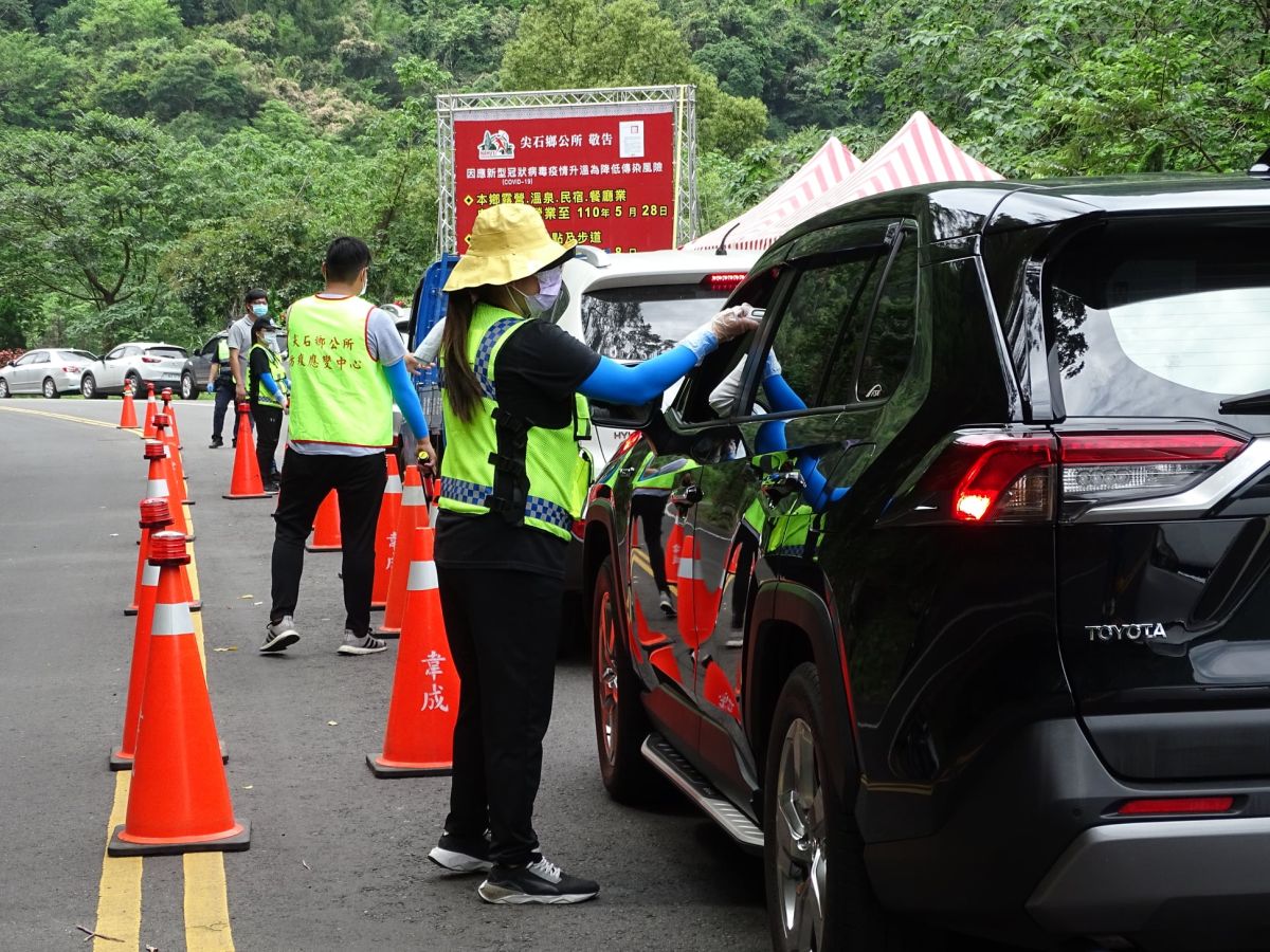 ▲新竹縣尖石鄉公所在交通要道設置「疫情體溫量測關懷站」，在疫情期間謝絕外地遊客上山。（圖／尖石鄉公所提供）