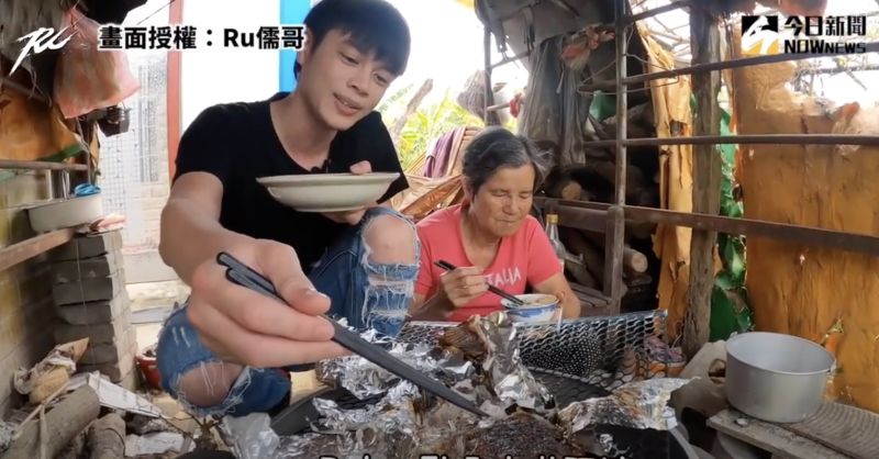 影/暖孫回老家就地取材烤魚 親餵阿嬤:一起吃最幸福