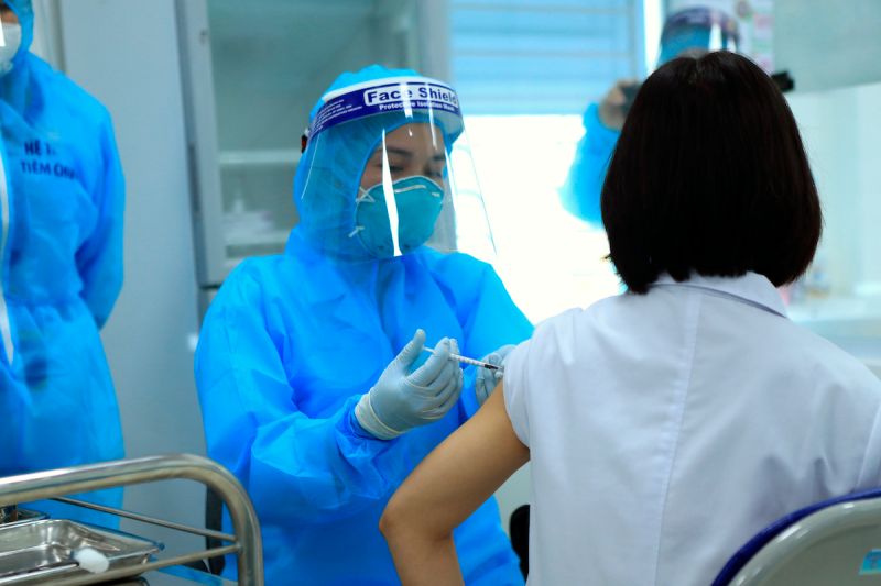 ▲越南近日傳出53名醫院員工打完2劑AZ疫苗仍確診的事件，但當地衛生部門認為，任何疫苗都非100%的防護力，目前疫苗仍是對抗新冠疫情最重要的工具。資料照。（圖／美聯社／達志影像）