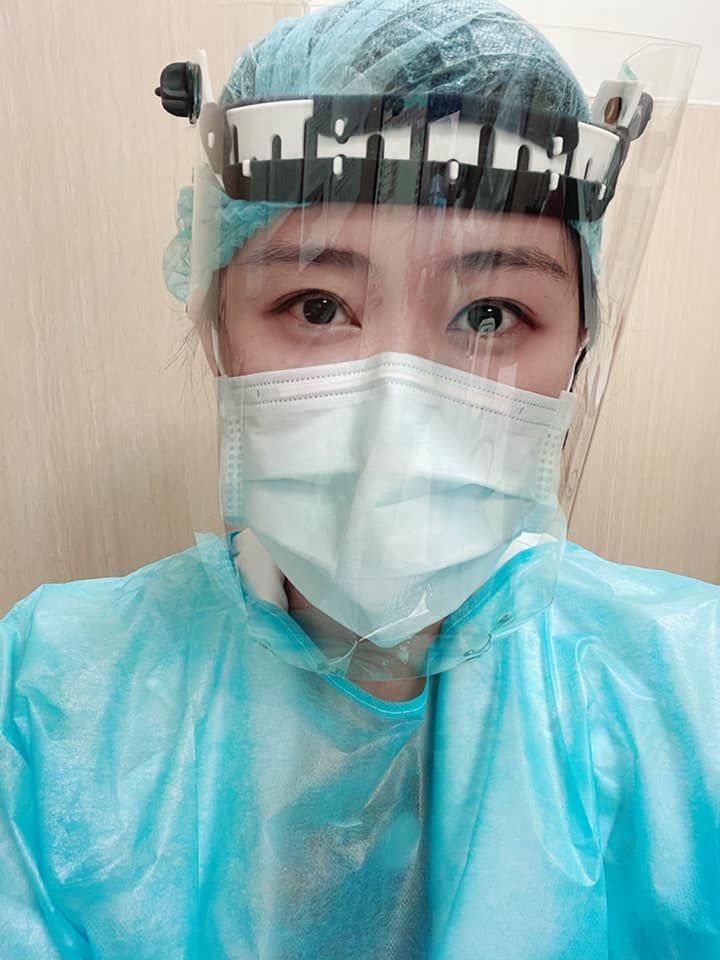 ▲家醫科醫師陳欣湄全副武裝看診,呼籲民眾非必要不要前往醫療院所。(圖/TVBS提供)