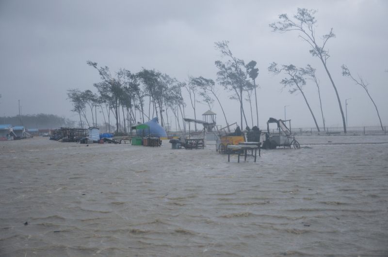 ▲雅思來勢洶洶，海邊的攤商遭到洪水侵襲。（圖／美聯社／達志影像）