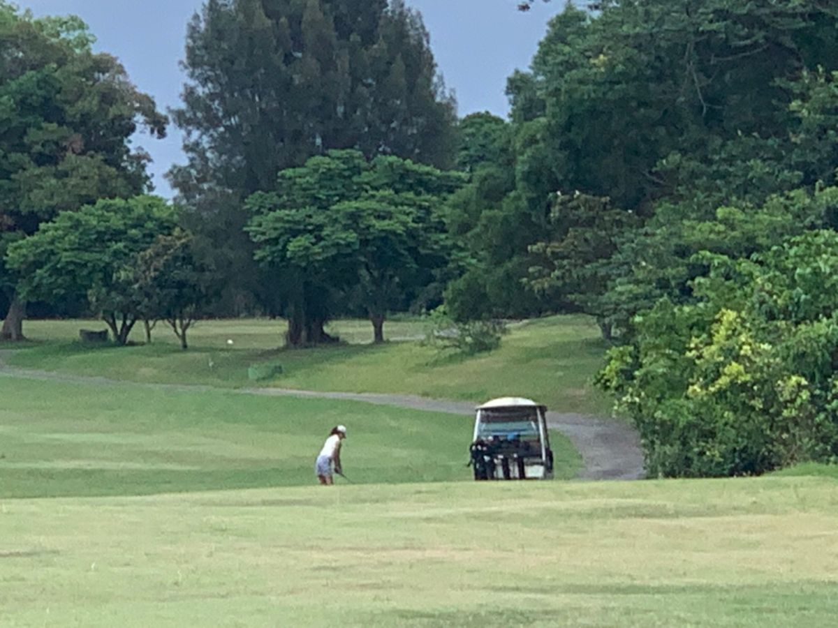 ▲新北市政府體育處會同警察單位前往淡水區的揮皇高爾夫球場稽查，並要求業者關閉球場、停止營業。（圖／新北市政府體育處提供）