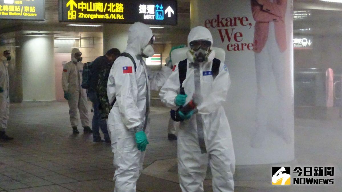 ▲陸軍33化兵群捷運台北車站消毒。(圖／記者呂炯昌攝)