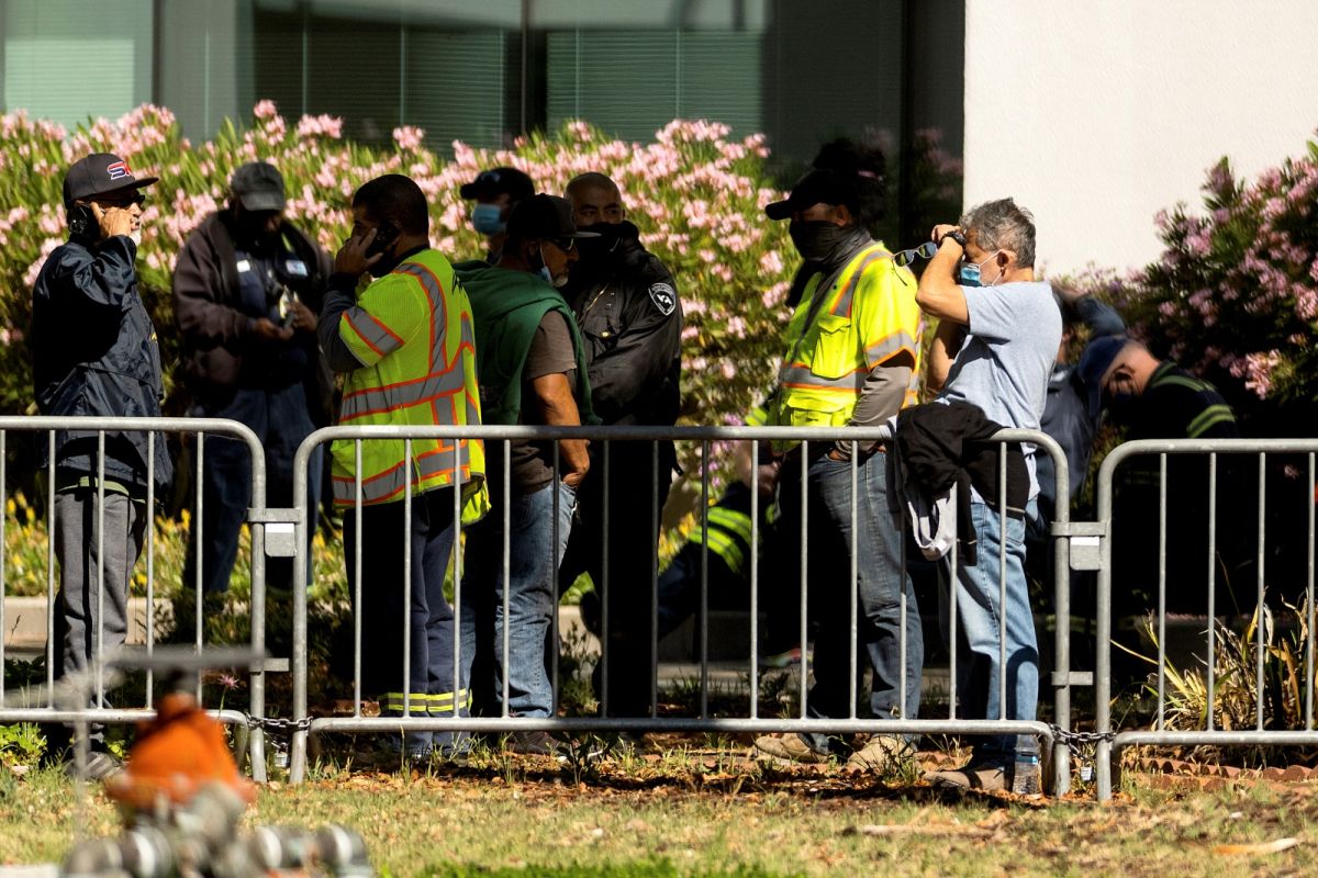 ▲舊金山灣區爆發一起嚴重且大規模槍殺案，當地一名交通局維修工在工作地點持槍掃射，連同槍手本人共9人死亡。（圖／美聯社／達志影像）