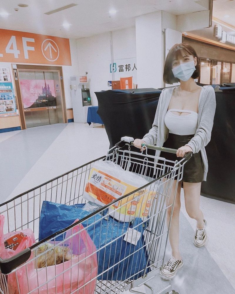 ▲▼家樂福口罩辣妹身材相當惹火。(圖/Mandy