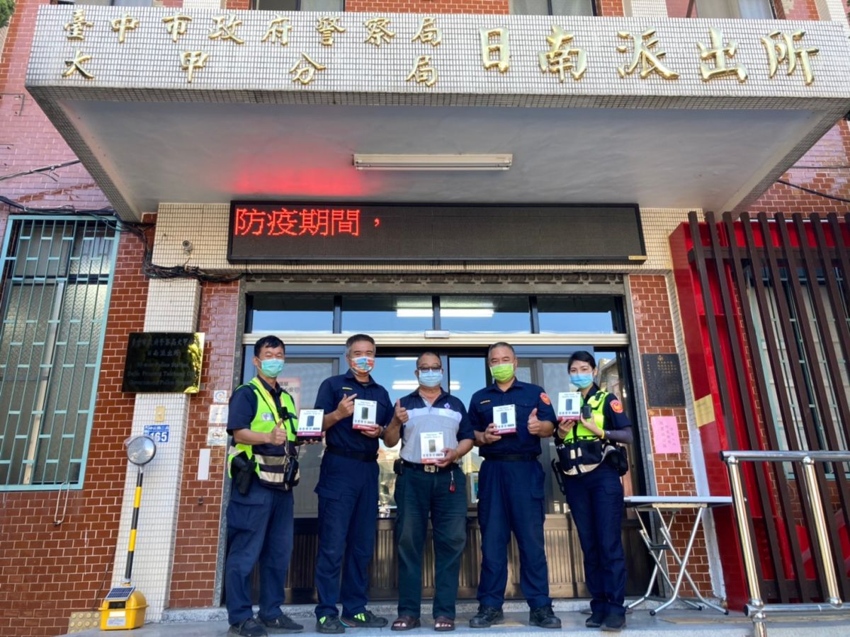 ▲中市大甲警分局日南派出所警友站致贈新型密錄器以汰舊換新，力挺員警(圖／警方提供2021.5.27)